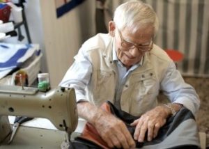 Mann an Nähmaschine - Rente reicht nicht | Pro Aging Welt