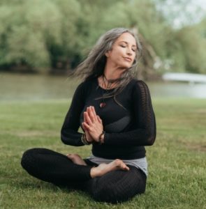 Pro-Aging-Haltung - Frau praktiziert Lotussitz im Park | Pro Aging Welt