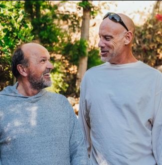 Zwei Freunde unterhalten sich | Freundschaft im Alter