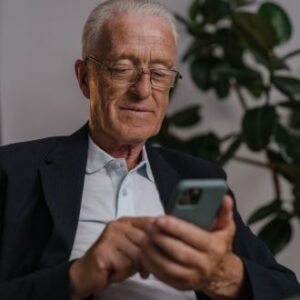 Älterer Mann übt mit Gedächtnistraining Apps | Pro Aging Welt