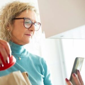 Frau nutzt Koch-App für Senioren - Senioren Apps | Pro Aging Welt