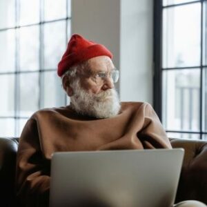 Älterer Mann nutzt das Laptop - Senioren Apps | Pro Aging Welt