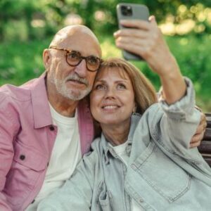 Ein Paar macht ein Selfie von sich - Partnersuche ab 50 | Pro Aging Welt