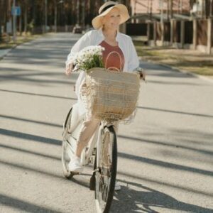 Ältere Frau fährt Fahrrad mit Korb | Pro Aging Welt