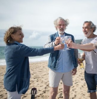 Freunde feiern zusammen am Strand | Neue Freunde finden im Alter